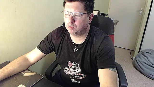 Snapshot of blueandwhite1 chatting on 02-10-25, 05:19 blueandwhite1 online show from 02-10-25, 05:19