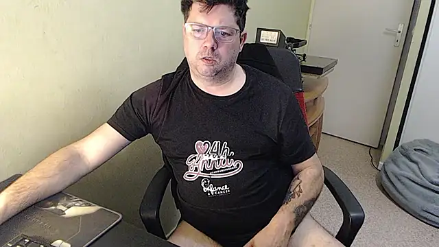 Snapshot of blueandwhite1 chatting on 02-12-25, 08:06 blueandwhite1 online show from 02-12-25, 08:06