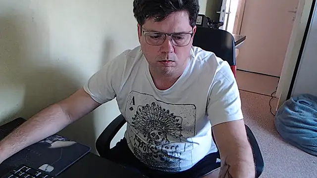 Snapshot of blueandwhite1 chatting on 02-20-25, 03:41 blueandwhite1 online show from 02-20-25, 03:41