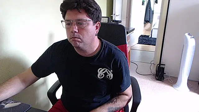 Snapshot of blueandwhite1 chatting on 09-09-25, 02:49 blueandwhite1 online show from 09-09-25, 02:49