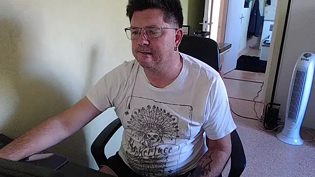 Snapshot of blueandwhite1 chatting on 09-18-25, 02:19 blueandwhite1 online show from 09-18-25, 02:19