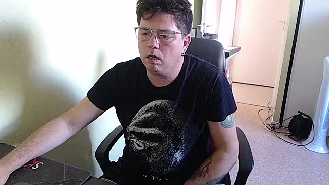 Snapshot of blueandwhite1 chatting on 10-07-25, 02:25 blueandwhite1 online show from 10-07-25, 02:25