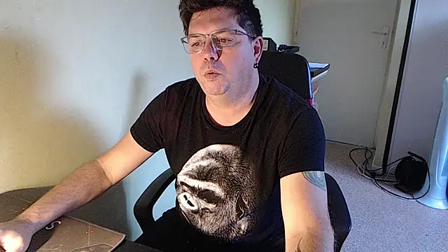 Snapshot of blueandwhite1 chatting on 10-08-25, 07:17 blueandwhite1 online show from 10-08-25, 07:17