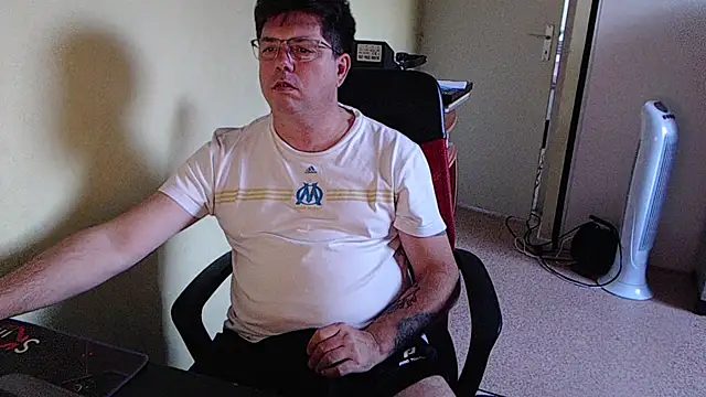 Snapshot of blueandwhite1 chatting on 10-13-25, 04:51 blueandwhite1 online show from 10-13-25, 04:51