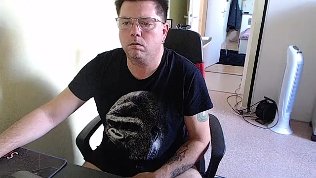 Snapshot of blueandwhite1 chatting on 10-15-25, 03:01 blueandwhite1 online show from 10-15-25, 03:01