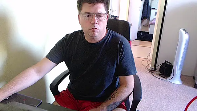 Snapshot of blueandwhite1 chatting on 10-21-25, 02:29 blueandwhite1 online show from 10-21-25, 02:29