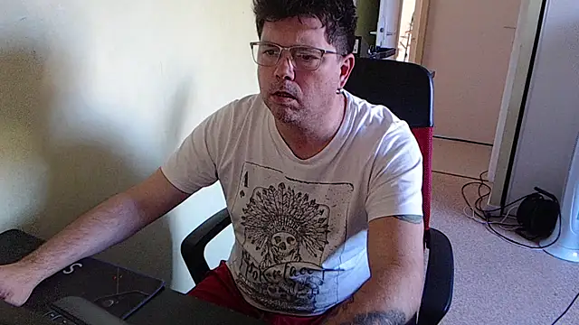 Snapshot of blueandwhite1 chatting on 10-30-25, 03:24 blueandwhite1 online show from 10-30-25, 03:24