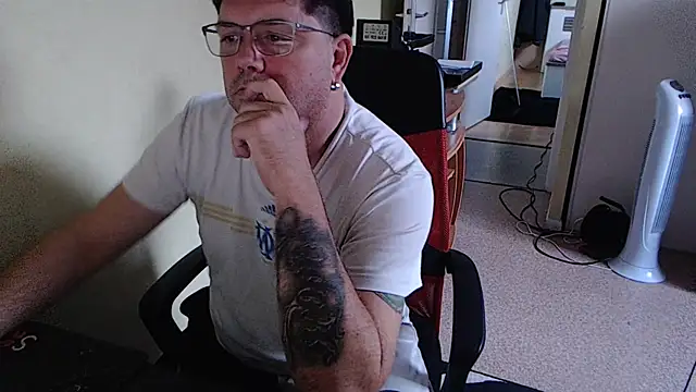 Snapshot of blueandwhite1 chatting on 11-06-25, 04:08 blueandwhite1 online show from 11-06-25, 04:08