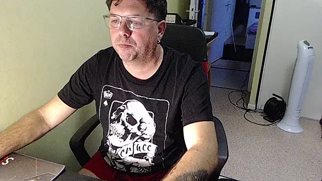 Snapshot of blueandwhite1 chatting on 11-07-25, 04:18 blueandwhite1 online show from 11-07-25, 04:18