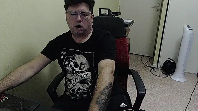 Snapshot of blueandwhite1 chatting on 11-10-25, 04:17 blueandwhite1 online show from 11-10-25, 04:17