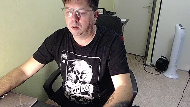 Snapshot of blueandwhite1 chatting on 11-11-25, 08:25 blueandwhite1 online show from 11-11-25, 08:25