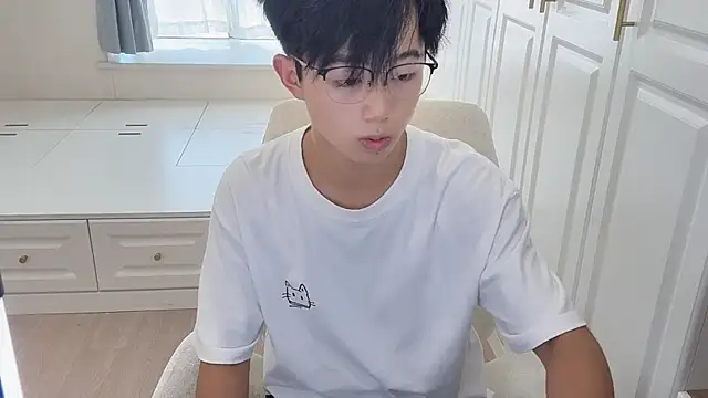 Snapshot of STxuguanhan chatting on 09-20-25, 07:53 STxuguanhan online show from 09-20-25, 07:53