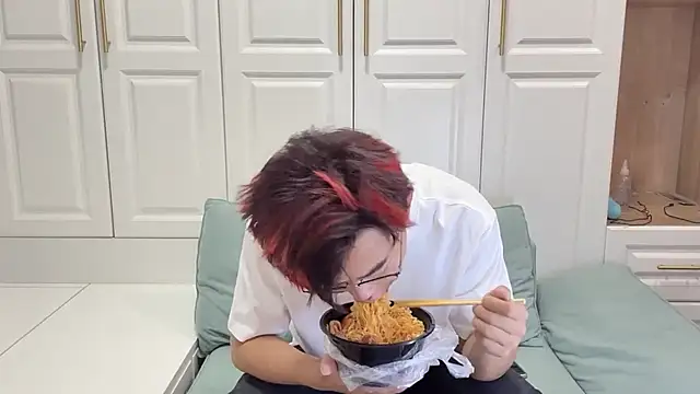 Snapshot of STxuguanhan chatting on 10-17-25, 08:06 STxuguanhan online show from 10-17-25, 08:06