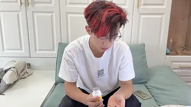 Snapshot of STxuguanhan chatting on 10-18-25, 07:53 STxuguanhan online show from 10-18-25, 07:53