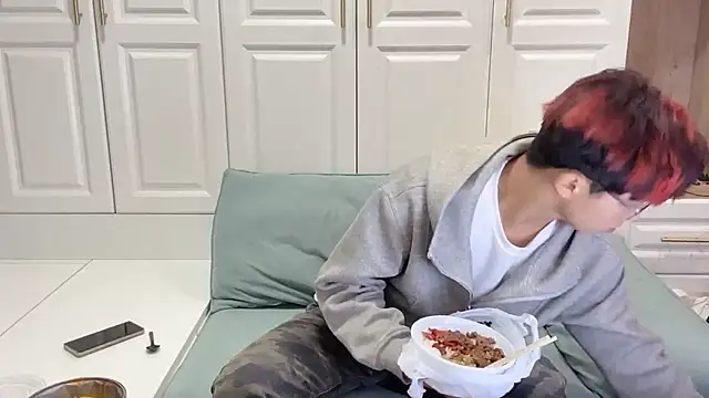 Snapshot of STxuguanhan chatting on 10-19-25, 12:06 STxuguanhan online show from 10-19-25, 12:06