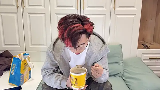 Snapshot of STxuguanhan chatting on 10-22-25, 08:14 STxuguanhan online show from 10-22-25, 08:14