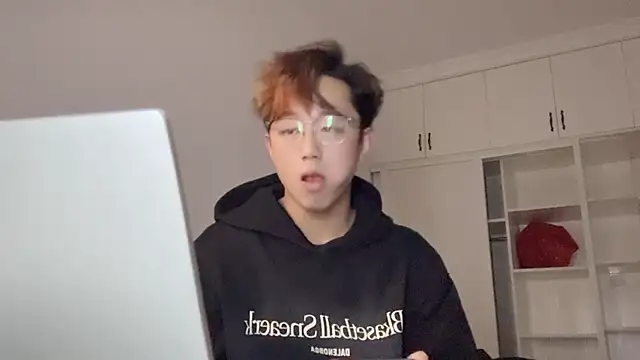 Snapshot of STxuguanhan chatting on 12-14-25, 01:27 STxuguanhan online show from 12-14-25, 01:27