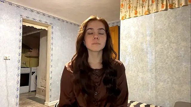 Lia rise online show from 09-18-25, 04:09