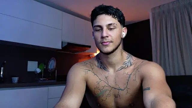 Snapshot of LeoCavalli_ chatting on 11-14-25, 10:40 LeoCavalli online show from 11-14-25, 10:40