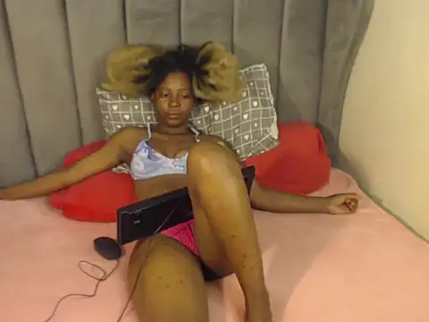 Snapshot of Hotgirl87 chatting on 10-14-25, 08:31 Hotgirl87 online show from 10-14-25, 08:31