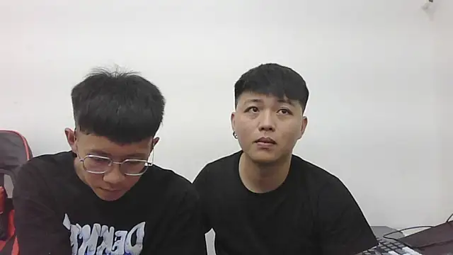 Snapshot of zhu000000 chatting on 04-12-26, 07:35 zhu000000 online show from 04-12-26, 07:35