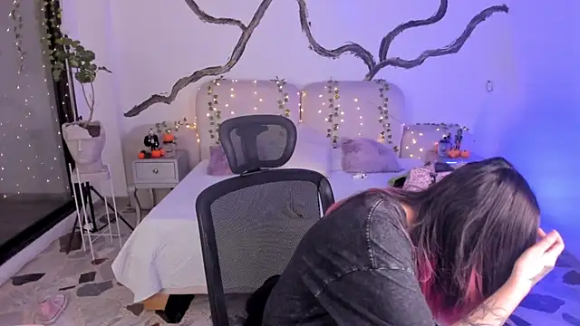 SarahCastro1  online show from 10-29-25, 04:59