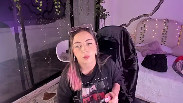 SarahCastro1  online show from 11-11-25, 05:07