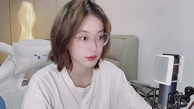 Snapshot of Naiyi-babe chatting on 05-28-26, 04:26 Naiyi-babe online show from 05-28-26, 04:26
