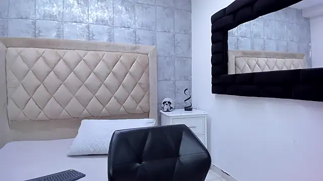 Snapshot of RoxanneStorm_ chatting on 11-11-25, 12:49 RoxanneStorm online show from 11-11-25, 12:49