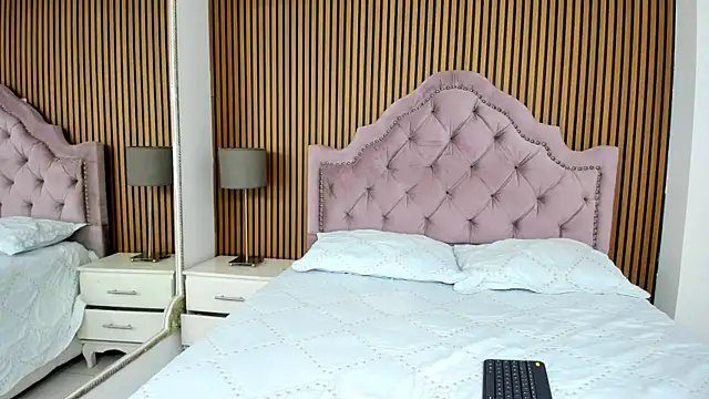 Snapshot of RoxanneStorm_ chatting on 11-24-25, 12:38 RoxanneStorm online show from 11-24-25, 12:38