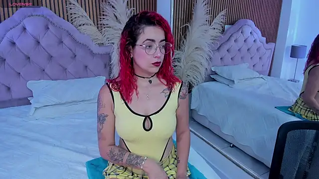 Snapshot of RoxanneStorm_ chatting on 12-18-25, 12:22 RoxanneStorm online show from 12-18-25, 12:22