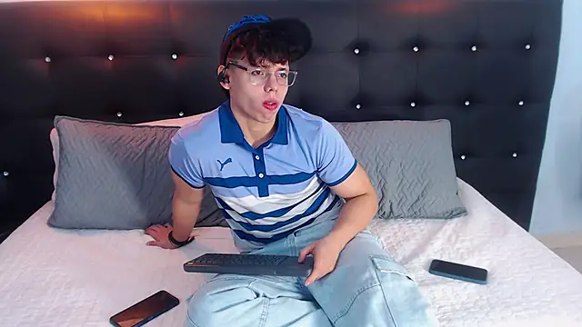 Snapshot of Jhoumod_21 chatting on 10-04-25, 10:35 Jhoumod 21 online show from 10-04-25, 10:35