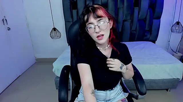 Snapshot of AfroditaLeclair chatting on 11-06-25, 08:10 AfroditaLeclair online show from 11-06-25, 08:10