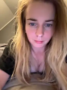 Snapshot of ellieen chatting on 10-30-25, 10:32 ellieen online show from 10-30-25, 10:32