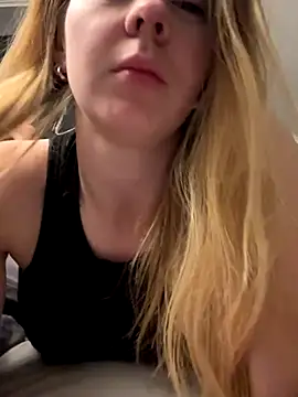 Snapshot of ellieen chatting on 10-31-25, 10:55 ellieen online show from 10-31-25, 10:55