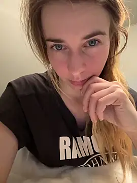 Snapshot of ellieen chatting on 11-18-25, 10:47 ellieen online show from 11-18-25, 10:47