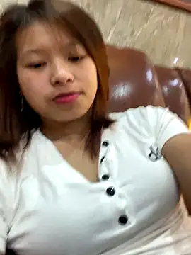 Snapshot of Mai_bb chatting on 09-30-25, 12:43 Mai bb online show from 09-30-25, 12:43