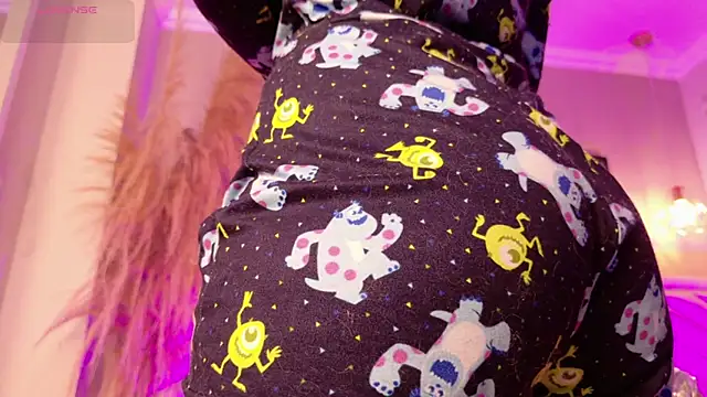 Annie  2 online show from 11-20-25, 03:07