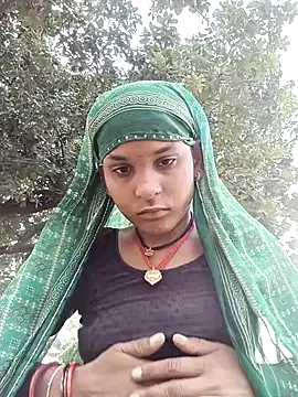 Snapshot of Idhika_Jha chatting on 09-28-25, 10:31 Idhika Jha online show from 09-28-25, 10:31