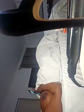 Snapshot of trickyOne chatting on 10-31-25, 06:42 trickyOne online show from 10-31-25, 06:42