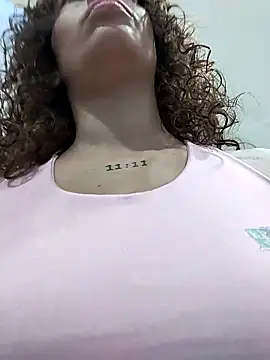 Snapshot of roxyrougee chatting on 11-11-25, 04:18 roxyrougee online show from 11-11-25, 04:18