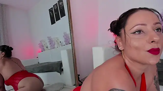 Snapshot of HoneyKissy chatting on 10-31-25, 04:02 HoneyKissy online show from 10-31-25, 04:02