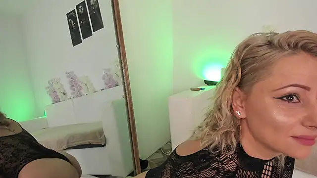 Snapshot of HoneyKissy chatting on 12-01-25, 04:06 HoneyKissy online show from 12-01-25, 04:06