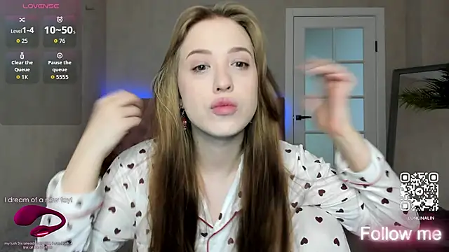 Snapshot of LightStar_18 chatting on 09-25-25, 09:02 LightStar 18 online show from 09-25-25, 09:02