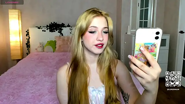 Snapshot of LightStar_18 chatting on 10-20-25, 11:10 LightStar 18 online show from 10-20-25, 11:10