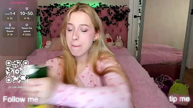 Snapshot of LightStar_18 chatting on 11-15-25, 05:09 LightStar 18 online show from 11-15-25, 05:09