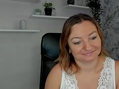 Snapshot of angelaSamt chatting on 09-15-25, 05:40 angelaSamt online show from 09-15-25, 05:40