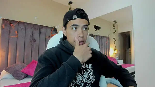 Snapshot of Muscle_Scott chatting on 10-07-25, 12:13 Muscle Scott online show from 10-07-25, 12:13