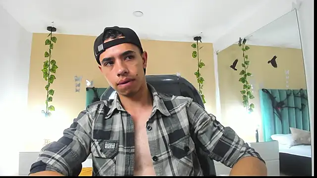 Snapshot of Muscle_Scott chatting on 10-24-25, 12:23 Muscle Scott online show from 10-24-25, 12:23