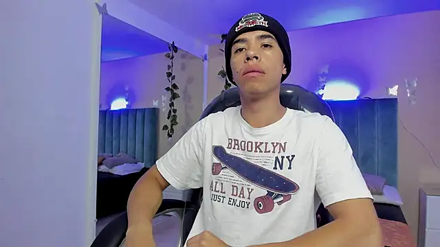 Snapshot of Muscle_Scott chatting on 11-09-25, 01:53 Muscle Scott online show from 11-09-25, 01:53